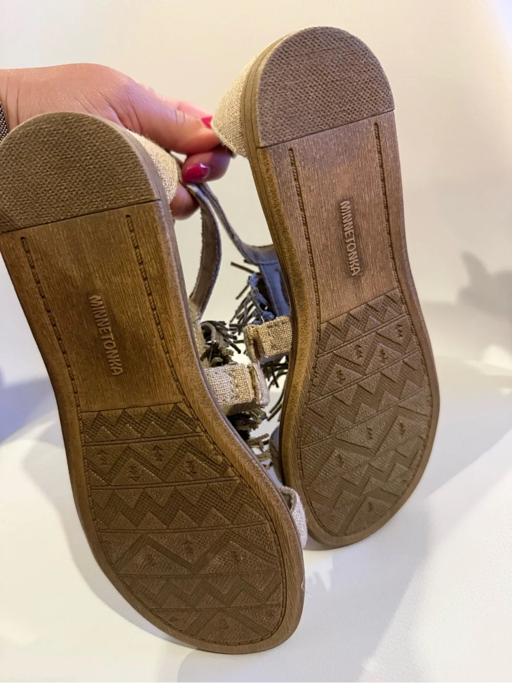 ☀️🌊 Girl’s Minnetonka Beige Fringe Suede Sandals NWT